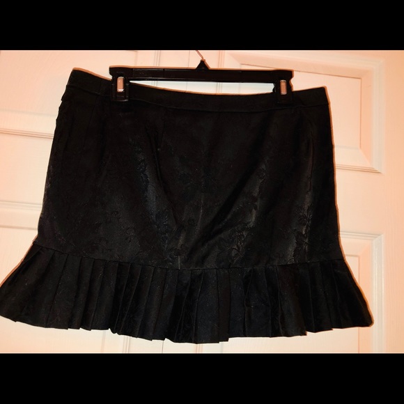 Guess black satin/jacquard jacket & miniskirt - Picture 7 of 7
